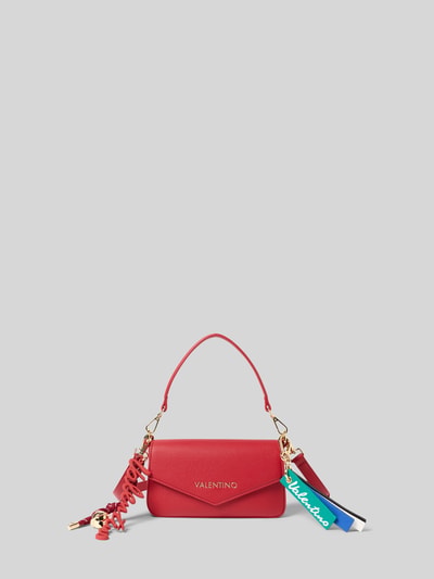 Produktfoto, Handtasche mit Label-Details und Anhängern Modell 'RYTA' von VALENTINO BAGS in Rot mit goldfarbenen Details, Umschlagform, strukturierte Leder-Optik.