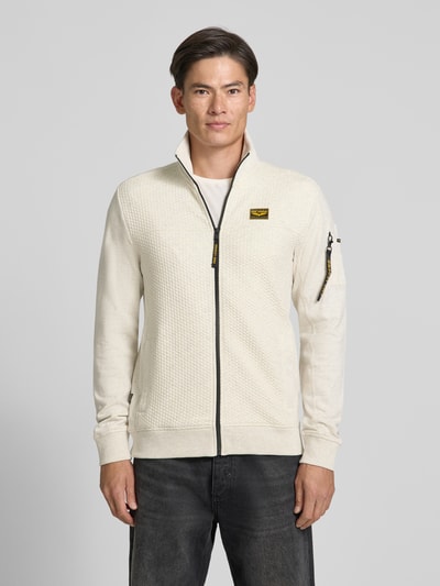 Männermodel trägt Sweatjacke mit Stehkragen und Label-Patch von PME Legend, cremefarben, Strukturmuster, Ganzkörperansicht von vorne.