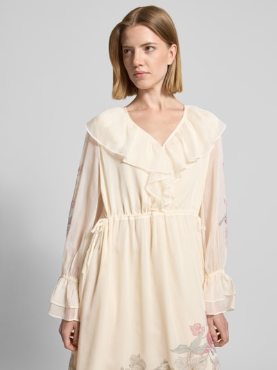 Frauenmodel trägt Maxikleid mit Rüschenärmeln von Comma aus Chiffon, taillierter Schnitt, V-Ausschnitt mit Volant, Nahaufnahme Oberkörper. Rückenlänge bei Größe 36: 131 cm, Brustweite 50 cm, Ärmellänge 60 cm.