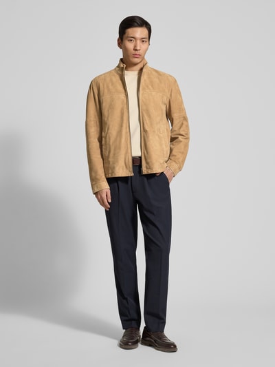 Männermodel trägt Regular Fit Lederjacke aus echtem Ziegenvelours Modell 'JIMMY-S' von Strellson, Optik: Unifarben, Stehkragen, Reißverschluss, Langarm mit Manschette, Napoleontasche, seitliche Eingrifftaschen, Materialverarbeitung: Velours, Material: echtes Ziegenleder, Ganzkörperansicht von vorne.