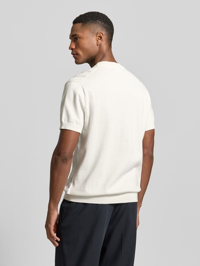 Męski model nosi T-Shirt mit Zopfmuster von Lindbergh, bawełna, prosty krój, imitacja dzianiny, okrągły dekolt, długość tyłu 68 cm, rozmiar M, kolor jasny, gładka faktura, Ganzkörperansicht Rückansicht.