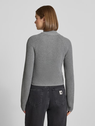 Frauenmodel trägt graue Slim Fit Jacke aus Baumwoll-Mix Modell 'Dara' von NOISY MAY®, strukturierte Oberfläche, Ganzkörperansicht Rückansicht.