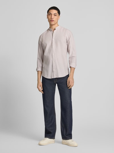 Männermodel trägt Freizeithemd mit Leinen-Anteil Modell 'BREEZE' von Jack & Jones im Baumwoll-Leinen-Mix Regular-Fit mit Stehkragen, Knopfleiste, Rückenlänge 75 cm, Schulterbreite 48 cm, Ärmellänge 64 cm, helles Material, kombiniert mit dunkler Jeans, Ganzkörperansicht von vorne.