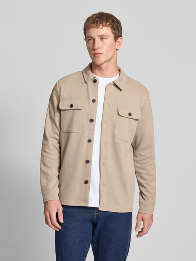 Männermodel trägt Regular Fit Hemdjacke mit leichtem Strukturmuster Modell 'NEWKODYL' von Only & Sons, Optik: Unifarben, Kentkragen, einreihige Knopfleiste, Langarm, Brusttaschen, Ganzkörperansicht von vorne.