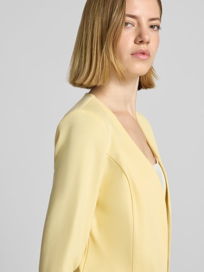 Frauenmodel trägt Slim Fit Blazer in offener Passform Modell 'KATE' von ICHI, Material-Mix mit Viskose-Anteil, Nahaufnahme Oberkörper.