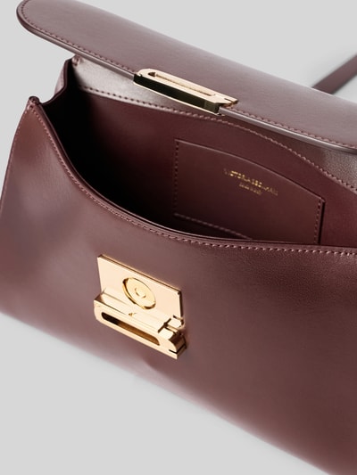Produktfoto, Crossbody Bag mit Klickverschluss von Victoria Beckham z bordowego gładkiego materiału, złote zamknięcie na klamrę, główna przegroda z klapką, przegródka wewnątrz, wąski pasek na ramię, ozdobne szwy, detal z logo, szerokość w rozmiarze 1: 25 cm, długość w rozmiarze 1: 18 cm, głębokość w rozmiarze 1: 6 cm