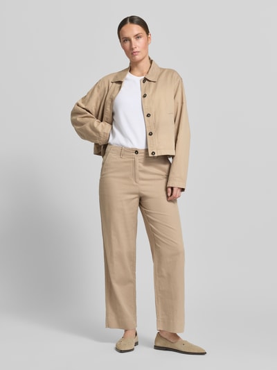 Vrouwenmodel draagt Tapered Chino aus Baumwoll-Lyocell-Leinen-Mix van Marc O'Polo, uni, wide leg, mid waist, enkellang, twill, voorkant volledig lichaam.