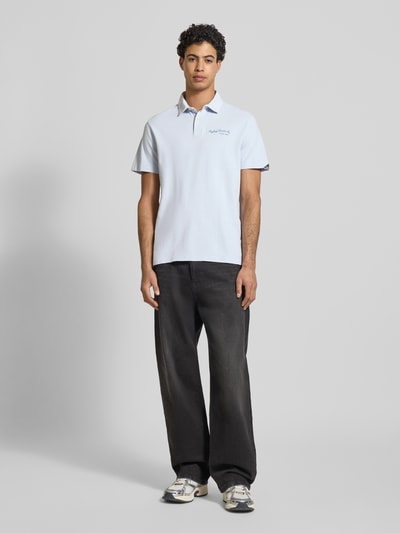 Mannenmodel draagt Regular Fit Poloshirt uit puur katoen van Replay, polokraag, labelstitching, korte mouw, ruglengte maat M 73 cm, geheel vooraanzicht.