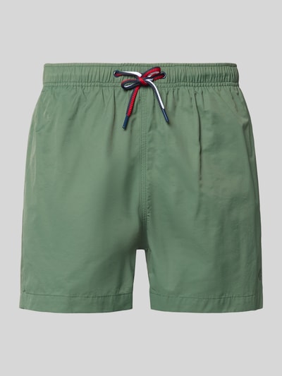 Produktfoto, Badehose mit elastischem Bund und Tunnelzug von MCNEAL, grüner Baumwoll-Mix, Regular Fit, roter Tunnelzug auf grauem Hintergrund