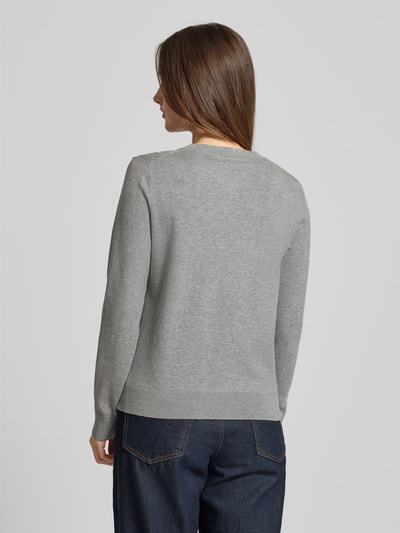 Vrouwenmodel draagt Regular Fit Strickpullover aus Baumwoll-Mix van Tommy Hilfiger in effen grijs, ribstructuur, lange mouw, rugaanzicht.