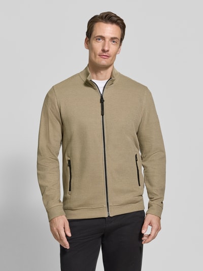 Männermodel trägt Regular Fit Jacke aus Baumwoll-Mix Modell 'SELANIK' von LERROS in Beige mit Reißverschluss, Nahaufnahme Oberkörper. Herren Jacke, Rückenlänge 69 cm, Ärmellänge 65 cm.