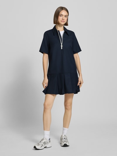 Frauenmodel trägt Körpernahes Polokleid mit Viskose-Anteil von Marc O'Polo Denim, Optik: Unifarben, Passform: Körpernah, Mini-Länge, Label-Stitching-Applikation, Abnäher, Reißverschluss, Ärmelform: Kurzarm, Materialverarbeitung: Twill, Ganzkörperansicht von vorne