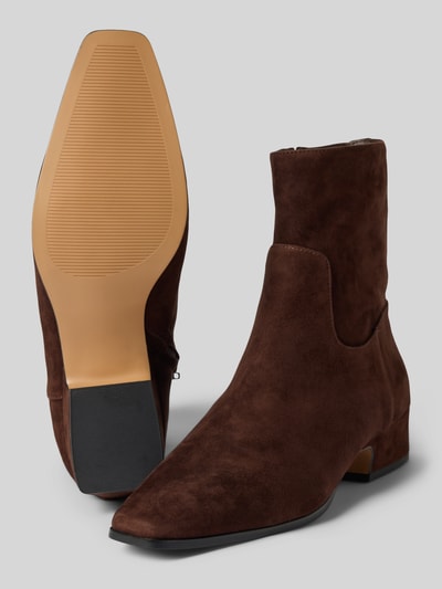 Produktfoto, Stiefeletten mit Blockabsatz Modell 'Dusty' von Steve Madden voor dames, bruine kleur, blokhak, siernaden, ritssluiting aan de zijkant, gladde zool, hakhoogte maat 40: 4 cm, schachthoogte maat 40: 18 cm, schachtbreedte maat 40: 12 cm