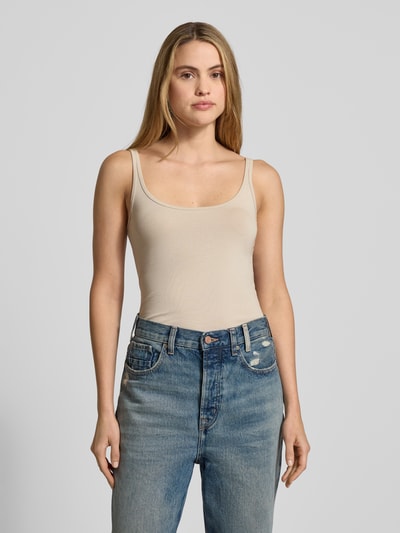 Frauenmodel trägt Tanktop Steppnähten Modell 'DAILY' von Opus aus Baumwollmischung mit Elasthan, Unifarbenes-Design, Körpernaher-Schnitt, Ganzkörperansicht von vorne.