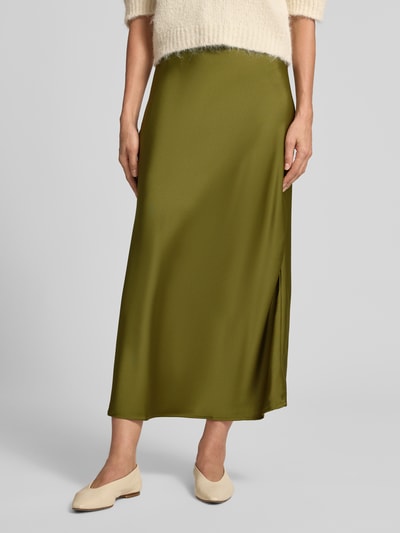 Frauenmodel trägt Midi-Rock aus Satin Modell 'Ve44rona' von ZABAIONE in Olivgrün, A-Linie, elastischer Bund, Nahaufnahme Unterkörper.