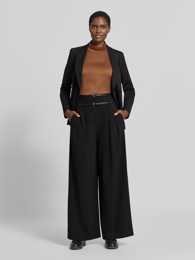 Frauenmodel trägt Flared Fit Hose mit Viskose-Anteil Modell 'FLANELLA' von Liu Jo White, schwarz, doppeltes Design, Eingrifftaschen, zwei schmale Gürtel mit Dornschließe, Ganzkörperansicht von vorne.