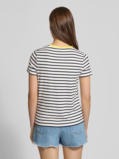 Frauenmodel trägt Regular Fit T-Shirt aus Viskose-Mix Modell 'HEART LIFE' von Only mit Allover-Streifenmuster, Frottee-Besatz, Rundhalsausschnitt, kurzen Ärmeln und Kontrastdetail; Ganzkörperansicht Rückansicht.