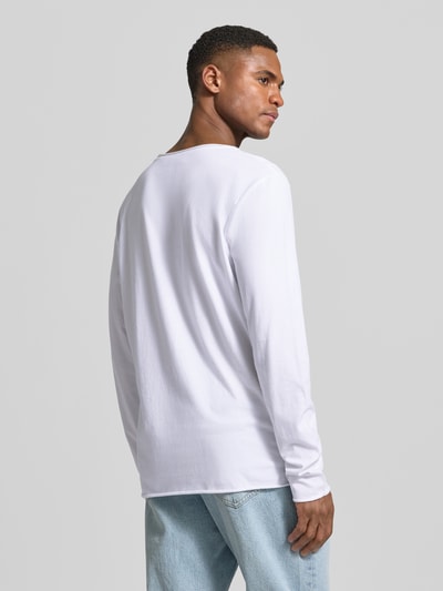 Männermodel trägt Regular Fit Langarmshirt aus reiner Baumwolle Modell 'JAAMES' von Armedangels in Weiß, unifarben, Ganzkörperansicht Rückansicht