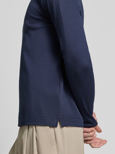 Männermodel trägt Longsleeve mit Rundhalsausschnitt von Christian Berg Men in Dunkelblau, reine Baumwolle, Slim Fit, Seitenansicht Nahaufnahme Oberkörper.