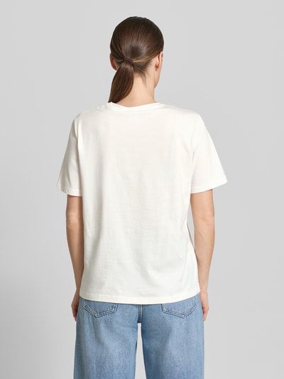 Frauenmodel trägt Damen T-Shirt mit Gerader-Schnitt aus Reine Baumwolle Modell 'SYBIL' von Vila, Rückenlänge 60 cm, Ganzkörperansicht Rückansicht.