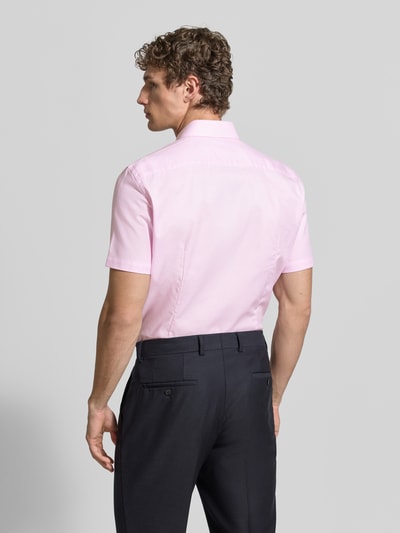 Männermodel trägt roze Slim Fit Business-Hemd aus Baumwolle mit Kentkragen van Jake*s, korte mouwen, rugaanzicht, detailinformatie volgens context. Ganzkörperansicht Rückansicht.