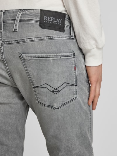 Männermodel trägt Slim Fit Jeans mit Eingrifftaschen Modell 'Anbass' von Replay in Grau aus Baumwoll-Elasthan-Mix, Detailaufnahme Rückansicht. Bundweite 44 cm, Innenbeinlänge 81 cm bei Größe 32/32.