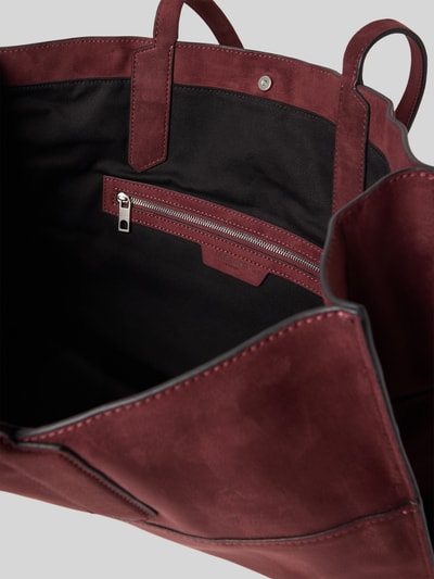 Produktfoto, Shopper met Labeldetail Model 'AMY' van LIEBESKIND BERLIN in bordeauxrood met zwart binnenvak en ritssluiting, drukknoopsluiting, draagband, binnenvak met ritssluiting, breedte maat 1: 44 cm, lengte: 28 cm, diepte: 11 cm, schouderbandlengte: 61 cm.