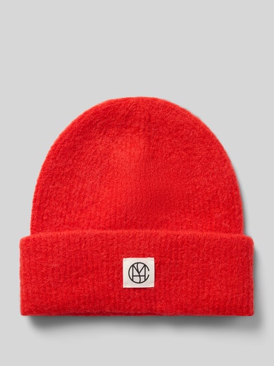 Produktfoto, leuchtend rote Mütze aus elastischem Woll-Mix mit Alpaka-Anteil, breiter Umschlag, Label-Patch, Hope Icon von MSCH Copenhagen