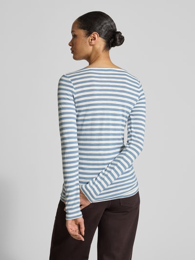 Frauenmodel trägt Regular Fit Langarmshirt aus reiner Baumwolle von Marc O'Polo mit blau-weißem Allover-Streifenmuster, U-Boot-Ausschnitt, Logo-Print, weiche Textur, Ganzkörperansicht Rückansicht.
