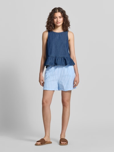 Frauenmodel trägt Regular Fit Shorts aus reiner Baumwolle Modell 'THYRA' von Only in Two-Tone-Optik mit gestreiftem Muster, seitlichen Eingrifftaschen und elastischem Bundabschluss, Materialverarbeitung Webware, Tunnelzug-Verschluss, Ganzkörperansicht von vorne.
