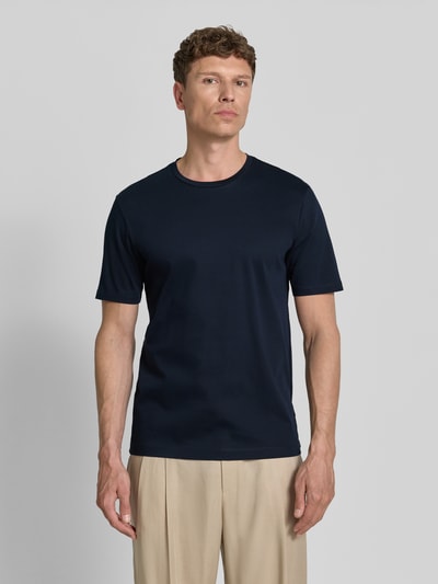 Männermodel trägt T-Shirt mit Rundhalsausschnitt von bugatti in Dunkelblau, Slim Fit aus reiner Baumwolle, Ganzkörperansicht von vorne.