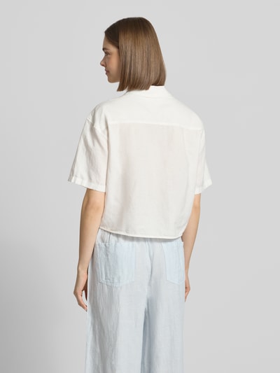 Frauenmodel trägt Regular Fit Leinenbluse aus Leinenmix mit Bindedetail von Tommy Jeans, Optik: Unifarben, Kurzarm, Material: Leinen-Mix, Ganzkörperansicht Rückansicht.