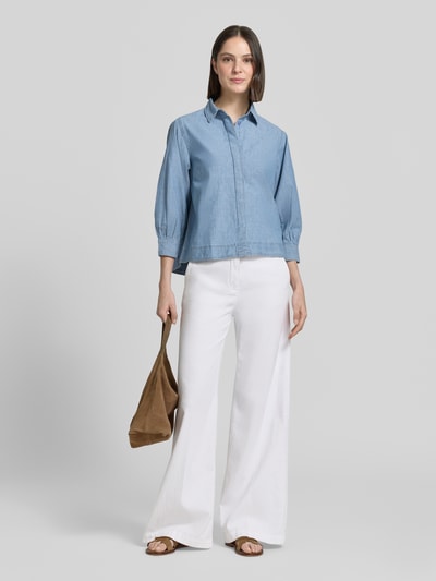 Frauenmodel trägt Bluse mit Hemdblusenkragen und verdeckter Knopfleiste von Stefanel aus Reine Baumwolle, Loose-Fit, 3/4-Arm, Ganzkörperansicht von vorne