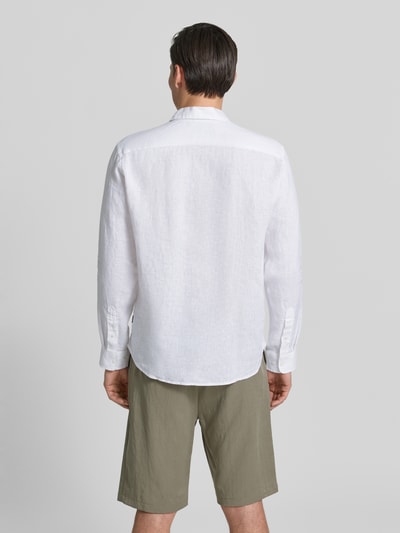 Männermodel trägt Regular Fit Leinenhemd aus reinen Leinen Modell 'Lawrence' von Jack & Jones Premium in Weiß, Langärmelig, Rückenansicht, Ganzkörperansicht Rückansicht, Kentkragen, durchgängige Knopfleiste, glatte Textur, Rückenlänge 74 cm, Schulterbreite 45 cm, Ärmellänge 66 cm.