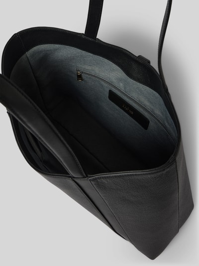 Produktfoto, Tote Bag mit Logo-Detail Modell 'Goccia' von FURLA in Schwarz mit Hauptfach, Riemenverschluss, schmale Trageriemen, Innenansicht, Maße 33 cm Breite, 31 cm Länge, 12 cm Tiefe, Schulterriemen 51 cm.