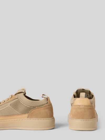 Produktfoto, Sneaker mit Label-Detail von BULLBOXER in Beige, abgerundete Form, Schnürverschluss, strukturierte Sohle, Absatzhöhe 3 cm, Schafthöhe 7 cm, Schaftweite 9 cm, Herren