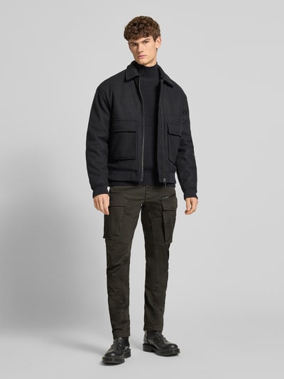 Mannelijk model draagt Cargohose met 5-Pocket-Design van G-Star Raw in katoenmix, rechte fit, opgestikte klepzakken, ritszak, knoop- en ritssluiting, Ganzkörperaanzicht van voren.