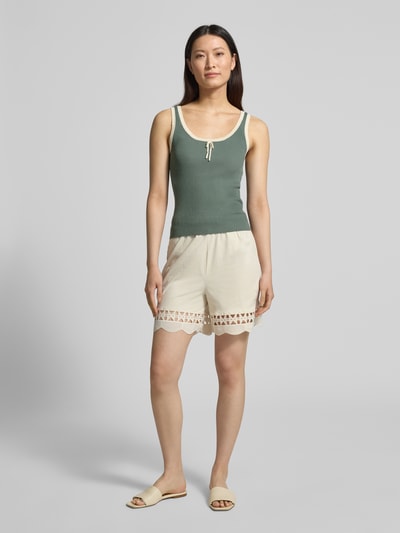 Frauenmodel trägt Regular Fit Shorts aus reiner Baumwolle Modell 'GABBY' von Vero Moda, Optik: Unifarben, elastischer Bund, Ganzkörperansicht von vorne.