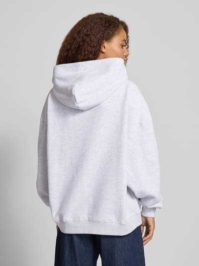 OH APRIL Bluza o kroju boyfriend z kapturem i kieszenią kangurką model ‘Fluffy’ Jasnoszary melanż 5