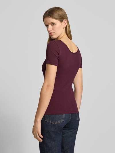 Männermodel trägt Slim Fit T-Shirt aus bawełny-mix Modell 'KITTE' von Pieces, jednokolorowy efekt, dekolt w łódkę, krótki rękaw, prążkowane wykończenie, Ganzkörperansicht Rückansicht.
