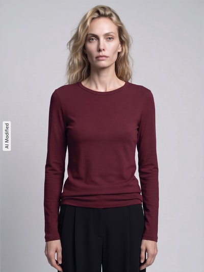 Vrouwenmodel draagt slim fit shirt met lange mouwen van puur katoen in bordeauxrood, s.Oliver RED LABEL Slim Fit Langarmshirt aus reiner Baumwolle, frontale volledige lichaamsopname, KI-modifiziertes Bild.