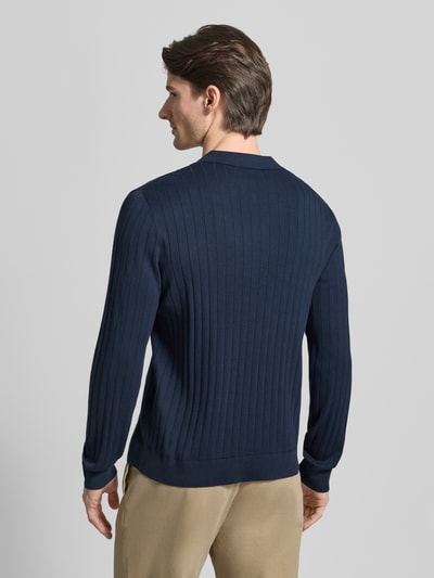 Männermodel trägt Loose Fit Poloshirt aus reiner Baumwolle Modell 'TORINO' von SELECTED HOMME, Optik: Unifarben, Ripp, Ganzkörperansicht Rückansicht.
