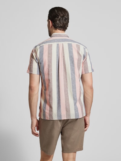 Männermodel trägt Regular Fit Freizeithemd aus Leinen-Baumwoll-Mix Modell 'PORTWELL SUMMER' von Barbour, Mehrfarbig, Optik:Allover-Muster, Gestreift, mit Kentkragen, durchgehender Knopfleiste, Brusttasche, Kurzarm, Manschette, fixierter Umschlag, Ganzkörperansicht Rückansicht.