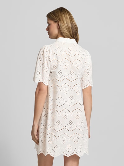Frauenmodel trägt ausgestelltes Freizeitkleid aus reiner Baumwolle Modell 'VALAIS' von Only, unifarben mit gewebten Details, Ganzkörperansicht Rückansicht.