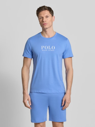 Männermodel trägt Regular Fit Pyjama-Oberteil aus reiner Baumwolle Modell 'CREW-SLEEP-TOP' von Polo Ralph Lauren Underwear, Optik: Unifarben, Logo-Stitching, Label Print, Crew Neck, Kurzarm, Material: reine Baumwolle, Ganzkörperansicht von vorne.