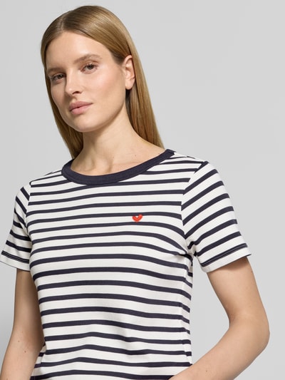 Frauenmodel trägt T-Shirt mit Rundhalsausschnitt und Stitching von Smith and Soul aus reiner Baumwolle, Regular-Fit, Nahaufnahme Oberkörper.