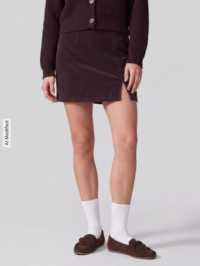 Vrouwenmodel draagt Körpernaher Mini-Rock aus katoenmix model 'LULA' van VERO MODA in bruin, gestructureerde stof, detailopname, KI-modificeerd beeld