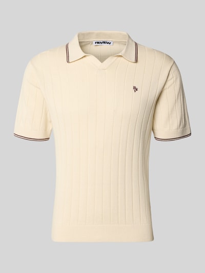 Produktfoto, Slim Fit Polo-Strickshirt mit Logo-Stickerei von REVIEW, bawełna, krój slim fit, w prążki, długość tyłu w rozmiarze M: 65 cm, kolor kremowy, faktura dzianinowa