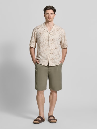 Männermodel trägt Regular Fit Freizeithemd mit Reverskragen von Guess, Material-Mix mit Viskose-Anteil, Ganzkörperansicht von vorne.