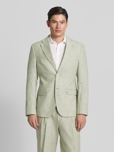 Männermodel trägt Sakko aus Leinen-Mix mit Pattentaschen von MCNEAL in hellem Grün, Modern Fit, feine Struktur, Ganzkörperansicht von vorne.